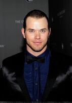 002-kellan-lutz-02