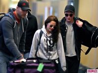 8Robert-Pattinson-Kristen-Stewart-050312--580x435