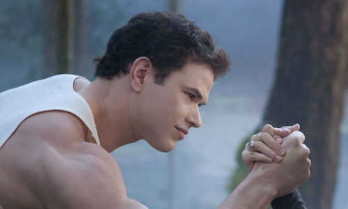Emmett Armdrücken (Breaking Dawn 2).jpg