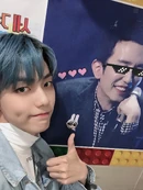 [2020.10.30] #4 MC 수빈입니다! 아쉽게도 무대 의상은 너무 바빠서 셀카를 거의 못 찍었어요 ㅜㅜ 대신 엠씨 의상은 왕창 찍어 왔습니다! 근데 셀카 전에 여러분! 자랑하고 싶은 게 있어요 예쁜 무대 세트와 귀엽게 꾸며주신 대기실, 각종 인형들, 셀카존, 시원한 음료수들!!! 뮤뱅이 저희를 너무 반갑게 맞이해줬어요