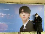 [2020.12.06] #1 수빈입니다! 마마가 끝나자마자 헐레벌떡 달려가서 찍고 왔어요 ㅎㅎ 늦은 시간이어서 회사 근처 외에 다른 곳들은 못 간 게 아쉽네요 ㅜㅜ 생일 축하해주신 많은 분들 모두 너무 감사해요! 올해도 마마에서 2개나 상을 받았는데 모두 모아 분들이 주신 상입니다~! 투바투 두 번째 마마 본상 축하해!