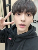 [2020.03.04] #2 올렸던 셀카가 중복이라는 소문을 들어서... ㅎㅎ 특별한 날인만큼 다른 셀카도 올려봐욥 #TOMORROW_X_TOGETHER #수빈 #SOOBIN