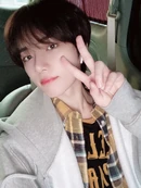 [2020.10.12] #1 모아 분들 어제 뜬 티저 잘 보셨나요??! 저도 봤는데 마음에 들더라구요 ㅎㅎ 오늘은 또 어떤 멤버가 뜰까요..?!!❤ 기대 많이 해주세요!! 사진은 쉬는 시간에 차에서 쉴 때 찍은 거에요!! 걱정 안 하셔도 돼요🥰 🐻