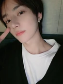 [2020.04.15] #2 어렸을 때 공부하라고 했는데 저렇게 두고 도망갔대요 ㅎㅎ너무 귀엽지 않나요..?저도 오늘 부모님한테 받은 사진인데 오랜만에 봐서 더 반갑고 신기했어요 ㅎㅎ!아 그리고 제 사진은 선물🎁❤️🐻