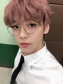 [2020.03.08] #3 수빈입니다!첫 팬 라이브를 무사히 마무리했어요 하는 내내 즐겁게 웃느라 끝나고 나니 입이랑 볼이 아프더라고요 탈색에 안경까지 끼니까 저도 제가 낯설더라고요 그런 의미로 안경 수빈 데려왔습니당 #TOMORROW_X_TOGETHER #수빈 #SOOBIN