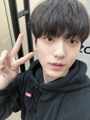 [2020.03.04] #1 올렸던 셀카가 중복이라는 소문을 들어서... ㅎㅎ 특별한 날인만큼 다른 셀카도 올려봐욥 #TOMORROW_X_TOGETHER #수빈 #SOOBIN