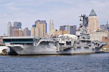 800px-New-York-City---Pier-86---Intrepid-Sea-Air-Space-Museum---(Gentry)-1-