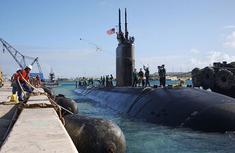800px-USS Greeneville (SSN-772) Guam-1-