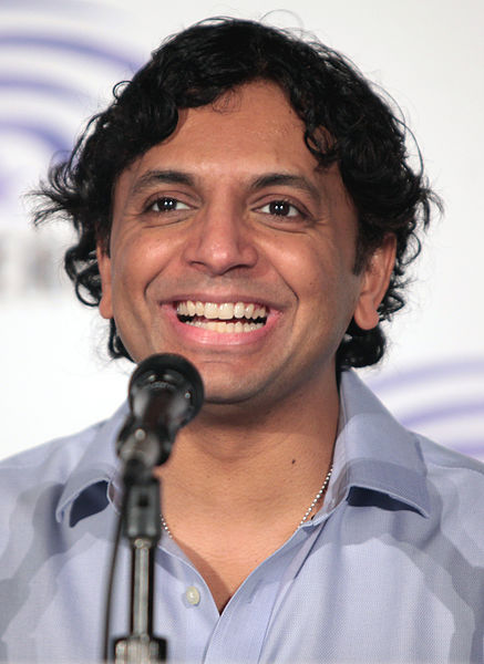 https://static.wikia.nocookie.net/ultimatepopculture/images/9/99/M._Night_Shyamalan_by_Gage_Skidmore.jpg/revision/latest?cb=20200530014943