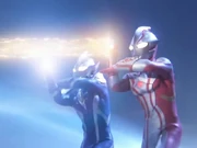 Mebius dan Hikari melawan Alien Empera