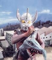 Mukadender vs Ultraman Taro