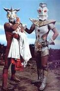 Ultraman King gives Leo his cape