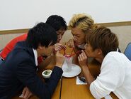 Hassei Takano, Takeshi Tsuruno, Takeshi Yoshioka, and Taiyo Sugiura having a drink