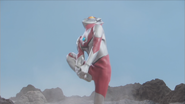 Imit-Ultraman injures his foot