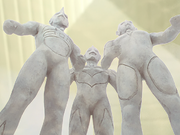 Ahli pasukan GUTS menemui tiga tugu Ultraman di dalam piramid tersebut.