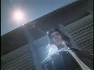 Fujimiya mengangkat lengannya, bersiap untuk berubah