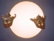 Ultraman Taro dan Ultraman Jack terbang