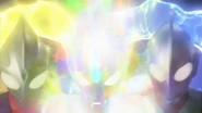 Ultraman dan Tiga bergabung dengan siluet Orb