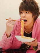 Mamoru eats noodle