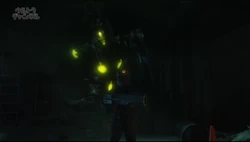 Hyper Zetton Deathscythe bersembunyi di dalam kilang.