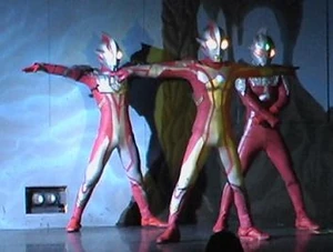 Robot Ultraman Mebius (kiri)