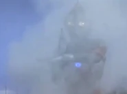 霧状の溶解液に包まれるウルトラマン。スペシウム光線のポーズを取っていることがかすかに視認できる