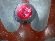 吹き飛ばした後も、赤く点滅を始めたカラータイマーの周辺には無数の飛沫が付着したまま