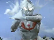 ウルトラサイコキネシスを使い、体に付着した溶解泡を吹き飛ばすウルトラマン。多量のエネルギーを消費