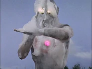 スペシウム発射の姿勢のまま凝固するウルトラマン。付着した溶解泡のため両手のスパークが起きず、光線が発射できない！