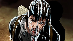 Drake viene torturato con l'acqua bollente.