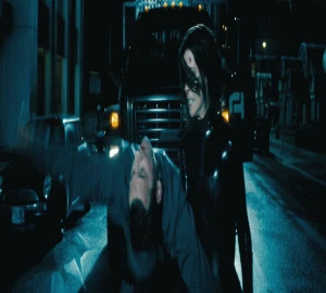 Sélène se nourrit d'un garde