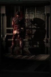 Il sopravvissuto mentre dà delle testate alla parete.