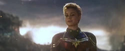 Capitã Marvel cumprimentando 