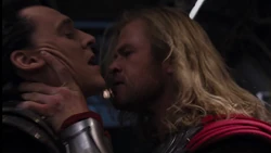 Thor furiosamente arranca  do Quinjet