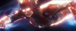 Capitã Marvel voando pelo espaço