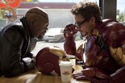 Stark conversa com o diretor Nick Fury