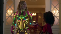  ajudando Carol a redesenhar seu traje