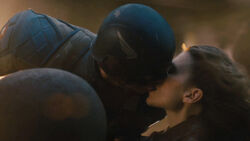 Peggy Cap kiss