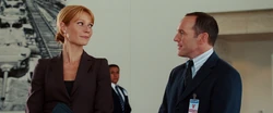O Agente Phil Coulson conversa  sobre a Superintendência Humana de Intervenção, Espionagem, Logística e Dissuasão.