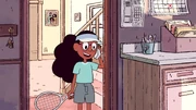 Connie hablando por teléfono con Steven.