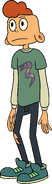 Lleva una camisa de manga larga de color gris debajo una camisa verde de manga corta que tiene la imagen de una víbora estampada, pantalones azul oscuro y unas deportivas de color verde oscuro.