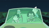 La camisa de Buck se puede ver a través del pelo de Steven