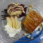 Apfelstrudel mit Apfelstücken und Eis