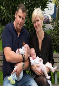 Linn ten Hompel mit Eltern und Zwillingsschwester