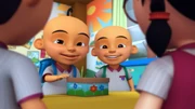 Hadiah bersama Upin dan Ipin dan kawan-kawan buat Cikgu Jasmin.