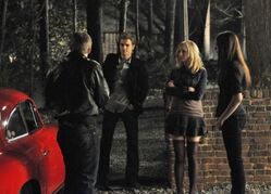 Stefan, Elena, Matt e Caroline fora da Pensão.