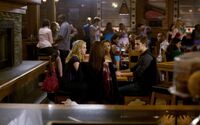 Elena, Stefan, Bonnie e Caroline no Mystic Grill.