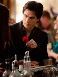 Damon dando uma rosa.