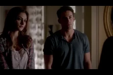 Hayley e Tyler conversam com Klaus