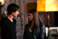 Elena e Damon se conhecem.